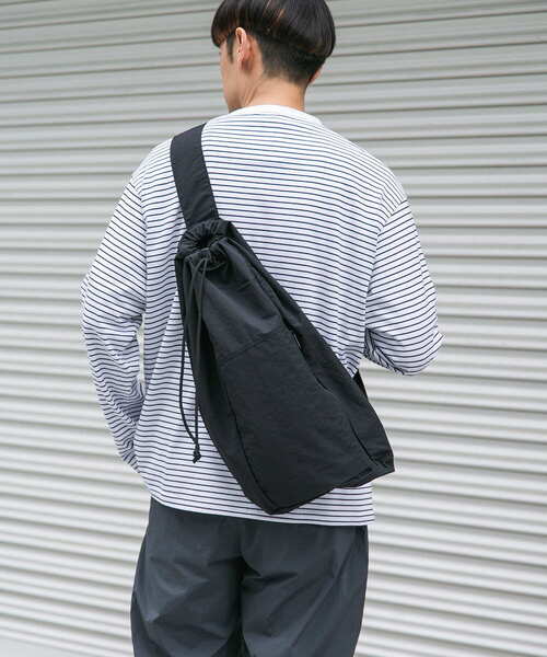 URBAN RESEARCH DOORS（アーバンリサーチドアーズ）の「ドロストリングワンショルダー（ショルダーバッグ・メンズ・オフホワイト/グレー系その他/ブラック・-）」の12枚目の写真