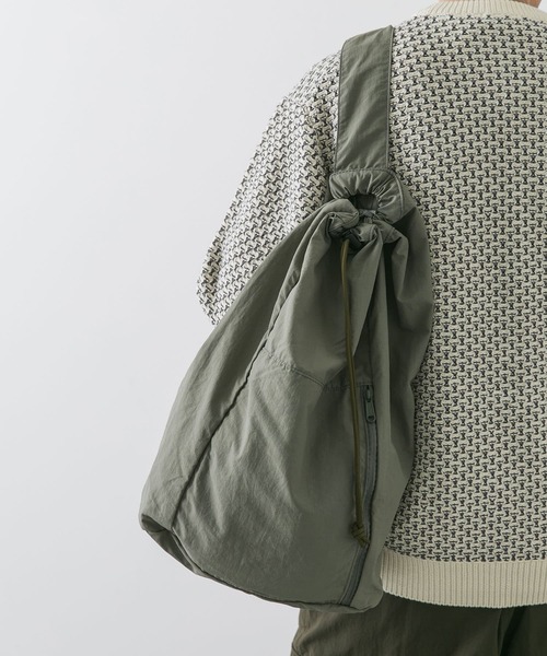 URBAN RESEARCH DOORS（アーバンリサーチドアーズ）の「ドロストリングワンショルダー（ショルダーバッグ・メンズ・オフホワイト/グレー系その他/ブラック・-）」の17枚目の写真