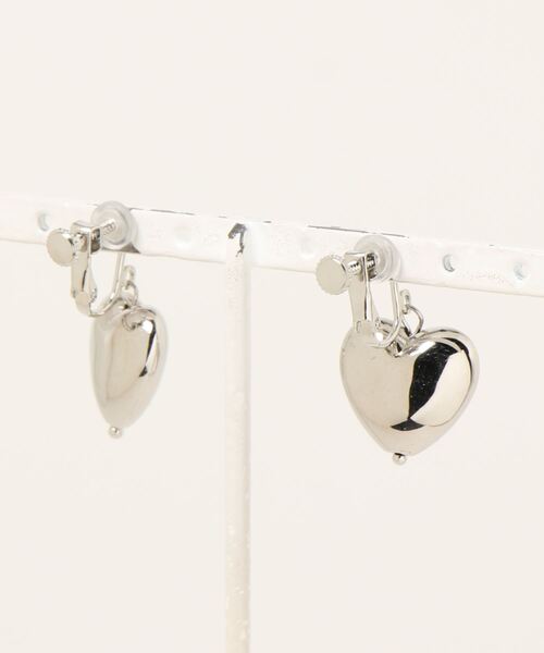 CHACO （FLOWER ACCESSORY）（チャコ）の「CHACO/ Plump heart earrings ( GD/SV )（イヤリング・レディース・ゴールド/シルバー・FREE）」の3枚目の写真