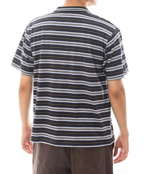 RVCA(ルーカ)の「RVCA メンズ VALLEJO STRIPE SS POLO ポロシャツ 【2024年春夏モデル】/ルーカ半袖ボーダーポロ(ポロシャツ・メンズ・ブラック系その他/エンジ・LARGE/MEDIUM/SMALL)」の4枚目の写真