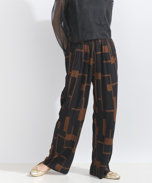 PICCIN（ピッチン）の「【WEB限定】フレックススラブ幾何学プリントイージーパンツ（その他パンツ・レディース・ネイビー/ブラウン/ブラック・M）」の2枚目の写真
