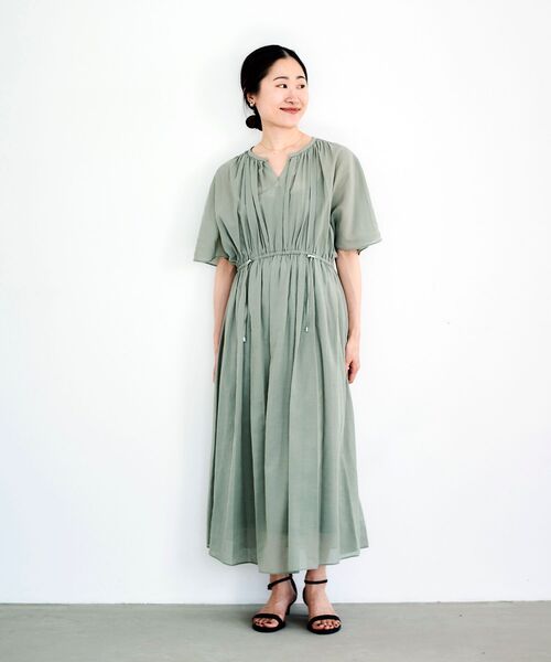 le.coeur blanc(ルクールブラン)の「スキッパーギャザーフレアスリーブワンピース(ワンピース・レディース・オレンジ/カーキオリーブ/ブラック・38)」の3枚目の写真