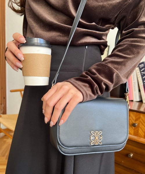 moment+(モーメントプラス)の「フロントモチーフフラップショルダーバッグ(ショルダーバッグ・レディース・アイボリー/ブラウン/ブラック・FREE)」の2枚目の写真
