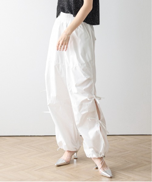 AMELY(エミリー)の「サイドスリットリボンミリタリーパンツ(カーゴパンツ・レディース・ブラック/オリーブ/ピンク/ホワイト・フリー)」の2枚目の写真