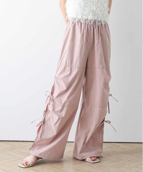 AMELY(エミリー)の「サイドスリットリボンミリタリーパンツ(カーゴパンツ・レディース・ブラック/オリーブ/ピンク/ホワイト・フリー)」の4枚目の写真
