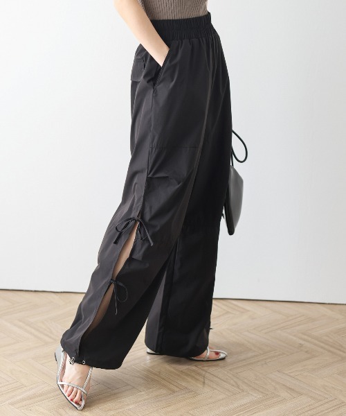 AMELY(エミリー)の「サイドスリットリボンミリタリーパンツ(カーゴパンツ・レディース・ブラック/オリーブ/ピンク/ホワイト・フリー)」の3枚目の写真