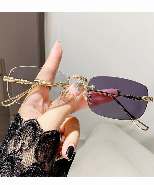 BARELY BLUE(ベアリーブルー)の「【 BARELY BLUE / ベアリーブルー 】 スタイリッシュ リムレス 調光メガネ / サングラス(サングラス・レディース・シルバー/ゴールド・FREE)」の2枚目の写真