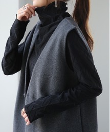 立つハイネックトップス