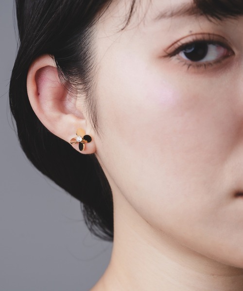 Os accessory(オズアクセサリー)の「Os -オズ- タイニーフラワー ピアス【金属アレルギー対応】(ピアス(両耳用)・レディース・シルバー/ゴールド・ONE SIZE)」の11枚目の写真