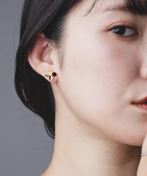 Os accessory(オズアクセサリー)の「Os -オズ- タイニーフラワー ピアス【金属アレルギー対応】(ピアス(両耳用)・レディース・シルバー/ゴールド・ONE SIZE)」の3枚目の写真
