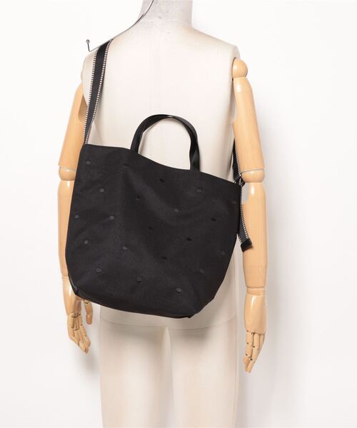 Q(キュー)の「ドット刺繍 ナイロン2wayトート(トートバッグ・レディース・チャコールグレー/ブラック・ONE SIZE)」の17枚目の写真