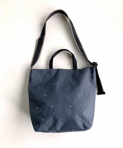 Q(キュー)の「ドット刺繍 ナイロン2wayトート(トートバッグ・レディース・チャコールグレー/ブラック・ONE SIZE)」の2枚目の写真