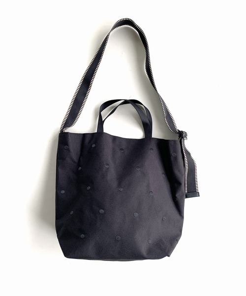 Q(キュー)の「ドット刺繍 ナイロン2wayトート(トートバッグ・レディース・チャコールグレー/ブラック・ONE SIZE)」の1枚目の写真