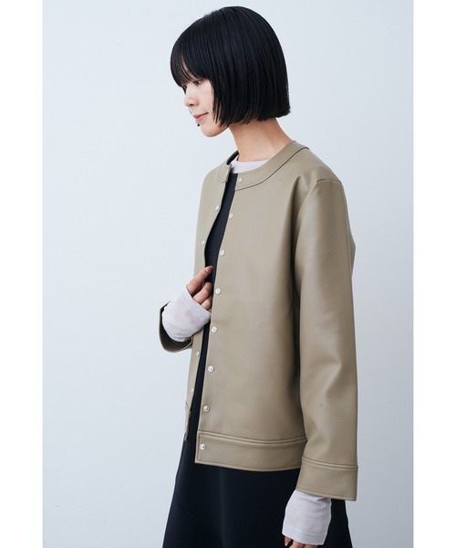 IEDIT(イディット)の「IEDIT 上品デザインのフェイクレザージャケット〈グレージュ〉(ノーカラージャケット・レディース・グレイッシュベージュ・MEDIUM/LARGE/X-LARGE/XX-LARGE/SMALL)」の2枚目の写真