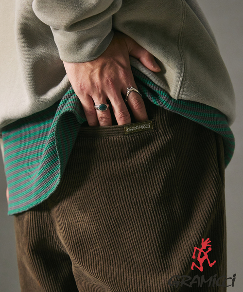 Gramicci（グラミチ）の「GRAMICCI / グラミチ 別注 8W CORDUROY Relaxed Pleated Trouser（チノパンツ・メンズ・カーキ/ブラック/ダークブルー/ライトグレー・MEDIUM/X-LARGE/LARGE）」の3枚目の写真