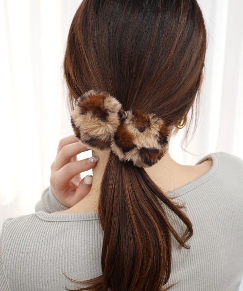CEMONEMO(セモネモ)の「ファー ボンボン ヘアゴム 2セット(ヘアゴム・レディース・アイボリー/モカ/ブラック/グレー/ピンク/レオパード・FREE)」の6枚目の写真