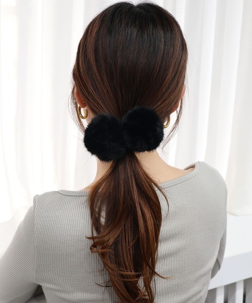 CEMONEMO(セモネモ)の「ファー ボンボン ヘアゴム 2セット(ヘアゴム・レディース・アイボリー/モカ/ブラック/グレー/ピンク/レオパード・FREE)」の7枚目の写真