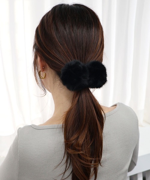 CEMONEMO(セモネモ)の「ファー ボンボン ヘアゴム 2セット(ヘアゴム・レディース・アイボリー/モカ/ブラック/グレー/ピンク/レオパード・FREE)」の8枚目の写真