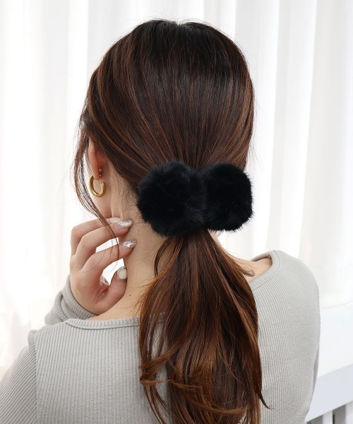 CEMONEMO(セモネモ)の「ファー ボンボン ヘアゴム 2セット(ヘアゴム・レディース・アイボリー/モカ/ブラック/グレー/ピンク/レオパード・FREE)」の10枚目の写真