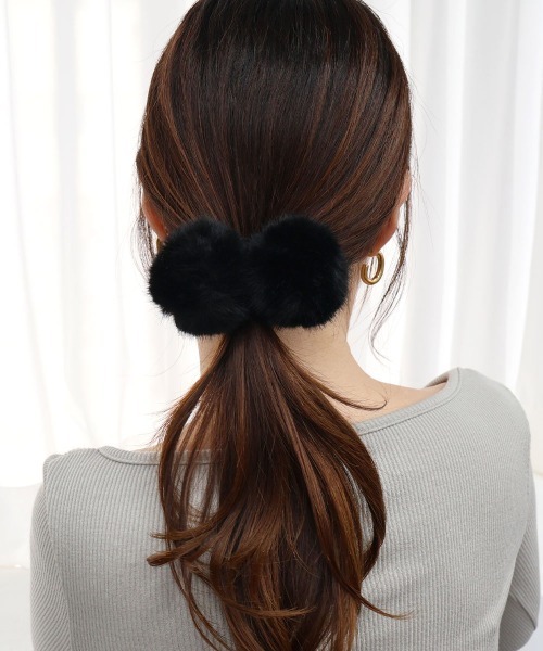 CEMONEMO(セモネモ)の「ファー ボンボン ヘアゴム 2セット(ヘアゴム・レディース・アイボリー/モカ/ブラック/グレー/ピンク/レオパード・FREE)」の11枚目の写真