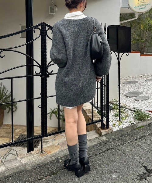 Chico(チコ)の「【新色追加/2WAY】ブローチ付きVネックルーズニット(ニット/セーター・レディース・グレー/レッド/アイボリー/ブルー・FREE)」の15枚目の写真