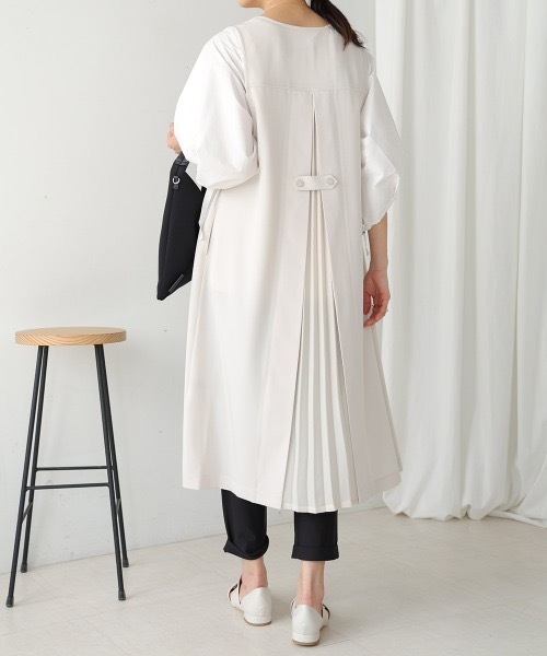 Bou Jeloud(ブージュルード)の「バックプリーツロングジレ(ベスト・レディース・ブラック/アイボリー・38)」の1枚目の写真