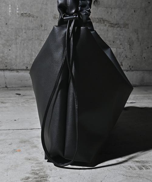 kutir(クティール)の「ASSORT BIG GATHER SHOULDER BAG/アソートビッグギャザーショルダーバック(ショルダーバッグ・メンズ・ブラック系/チャコールグレー/グレー/ブラック・FREE)」の5枚目の写真