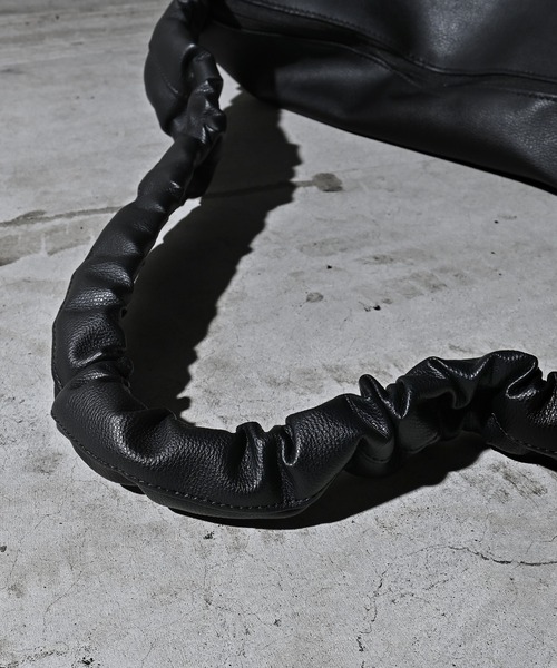 kutir(クティール)の「ASSORT BIG GATHER SHOULDER BAG/アソートビッグギャザーショルダーバック(ショルダーバッグ・メンズ・ブラック系/チャコールグレー/グレー/ブラック・FREE)」の6枚目の写真