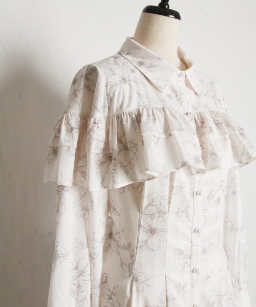 tocco closet(トッコ クローゼット)の「パール釦バックレースアップフリルヨークフラワープリントシャツワンピース(ワンピース・レディース・オフホワイト/ラベンダー・M)」の10枚目の写真