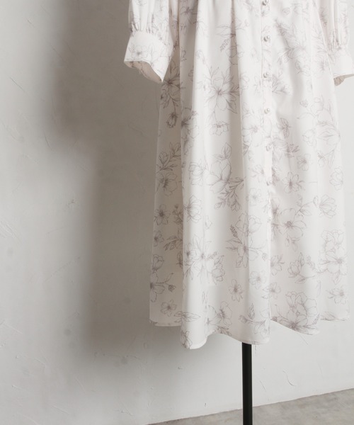 tocco closet(トッコ クローゼット)の「パール釦バックレースアップフリルヨークフラワープリントシャツワンピース(ワンピース・レディース・オフホワイト/ラベンダー・M)」の4枚目の写真
