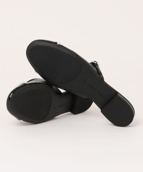 CHARLES & KEITH（チャールズ & キース）の「パールエンベリシュッド キャップトゥフラットミュール（サンダル・レディース・ホワイト/ブラック・24.5cm/23.5cm/23cm/22.5cm/26.5cm/25.5cm/25cm）」の4枚目の写真