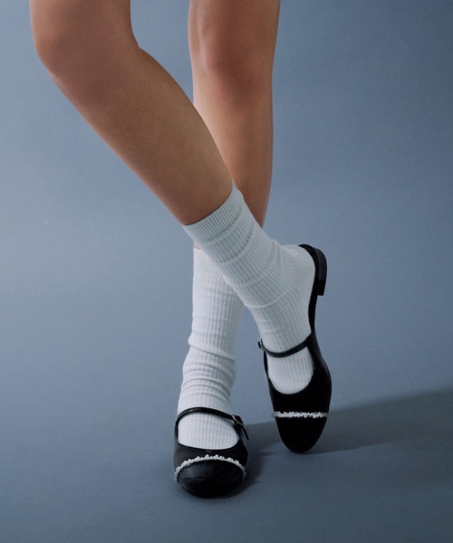 CHARLES & KEITH（チャールズ & キース）の「パールエンベリシュッド キャップトゥフラットミュール（サンダル・レディース・ホワイト/ブラック・24.5cm/23.5cm/23cm/22.5cm/26.5cm/25.5cm/25cm）」の2枚目の写真