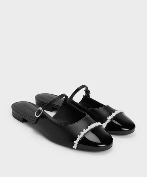 CHARLES & KEITH（チャールズ & キース）の「パールエンベリシュッド キャップトゥフラットミュール（サンダル・レディース・ホワイト/ブラック・24.5cm/23.5cm/23cm/22.5cm/26.5cm/25.5cm/25cm）」の14枚目の写真