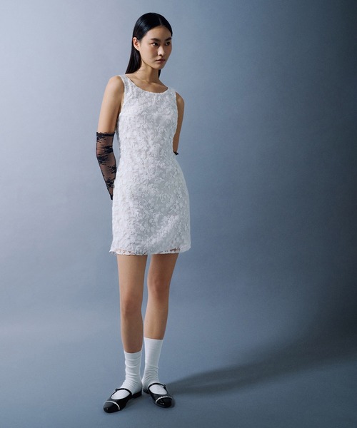 CHARLES & KEITH（チャールズ & キース）の「パールエンベリシュッド キャップトゥフラットミュール（サンダル・レディース・ホワイト/ブラック・24.5cm/23.5cm/23cm/22.5cm/26.5cm/25.5cm/25cm）」の3枚目の写真