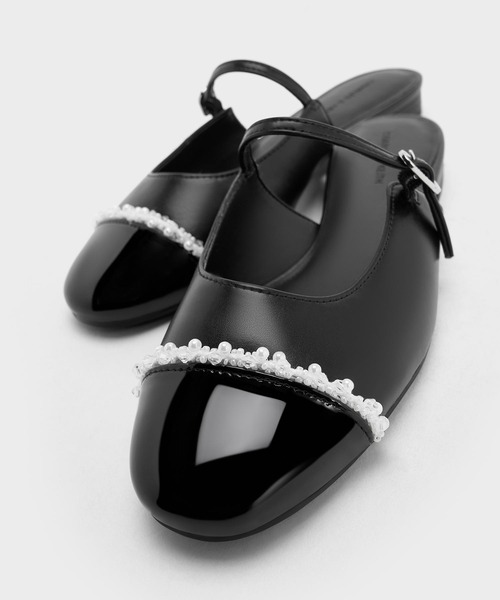 CHARLES & KEITH（チャールズ & キース）の「パールエンベリシュッド キャップトゥフラットミュール（サンダル・レディース・ホワイト/ブラック・24.5cm/23.5cm/23cm/22.5cm/26.5cm/25.5cm/25cm）」の12枚目の写真