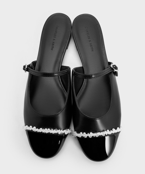 CHARLES & KEITH（チャールズ & キース）の「パールエンベリシュッド キャップトゥフラットミュール（サンダル・レディース・ホワイト/ブラック・24.5cm/23.5cm/23cm/22.5cm/26.5cm/25.5cm/25cm）」の11枚目の写真