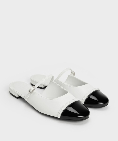 CHARLES & KEITH（チャールズ & キース）の「パールエンベリシュッド キャップトゥフラットミュール（サンダル・レディース・ホワイト/ブラック・24.5cm/23.5cm/23cm/22.5cm/26.5cm/25.5cm/25cm）」の8枚目の写真