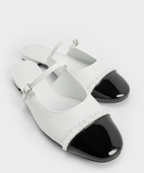 CHARLES & KEITH（チャールズ & キース）の「パールエンベリシュッド キャップトゥフラットミュール（サンダル・レディース・ホワイト/ブラック・24.5cm/23.5cm/23cm/22.5cm/26.5cm/25.5cm/25cm）」の6枚目の写真