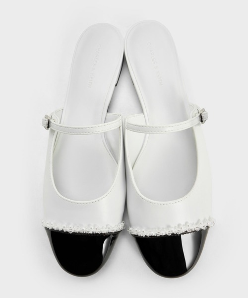 CHARLES & KEITH（チャールズ & キース）の「パールエンベリシュッド キャップトゥフラットミュール（サンダル・レディース・ホワイト/ブラック・24.5cm/23.5cm/23cm/22.5cm/26.5cm/25.5cm/25cm）」の5枚目の写真