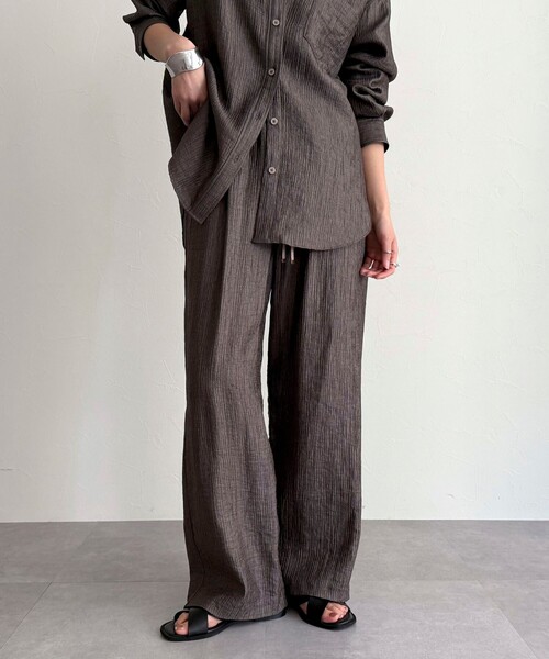 fredy emue（フレディエミュ）の「《セットアップ対応》Shiny creapイージーパンツ（その他パンツ・レディース・ブラウン/ブラック/ベージュ・38/36）」の2枚目の写真