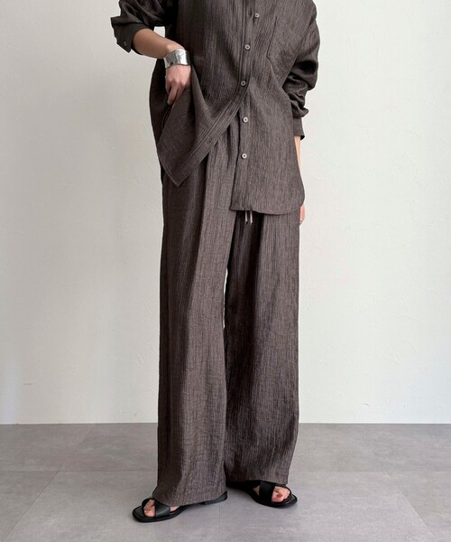 fredy emue（フレディエミュ）の「《セットアップ対応》Shiny creapイージーパンツ（その他パンツ・レディース・ブラウン/ブラック/ベージュ・38/36）」の4枚目の写真