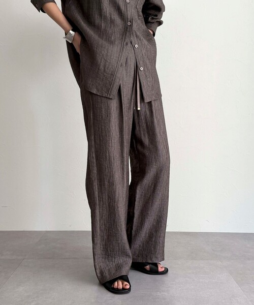 fredy emue（フレディエミュ）の「《セットアップ対応》Shiny creapイージーパンツ（その他パンツ・レディース・ブラウン/ブラック/ベージュ・38/36）」の5枚目の写真