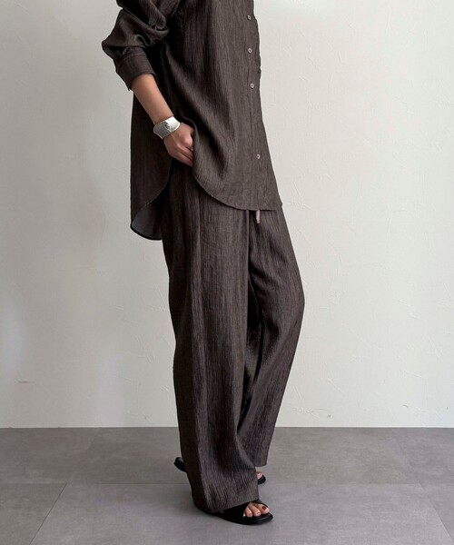 fredy emue（フレディエミュ）の「《セットアップ対応》Shiny creapイージーパンツ（その他パンツ・レディース・ブラウン/ブラック/ベージュ・38/36）」の6枚目の写真