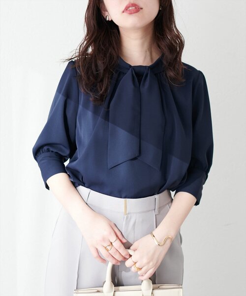 natural couture（ナチュラルクチュール）の「袖口パールノット結び6分袖ブラウス（シャツ/ブラウス・レディース・サックスブルー/ピンクベージュ/チャコールグレー/グレー/オフホワイト/ネイビー・FREE）」の5枚目の写真