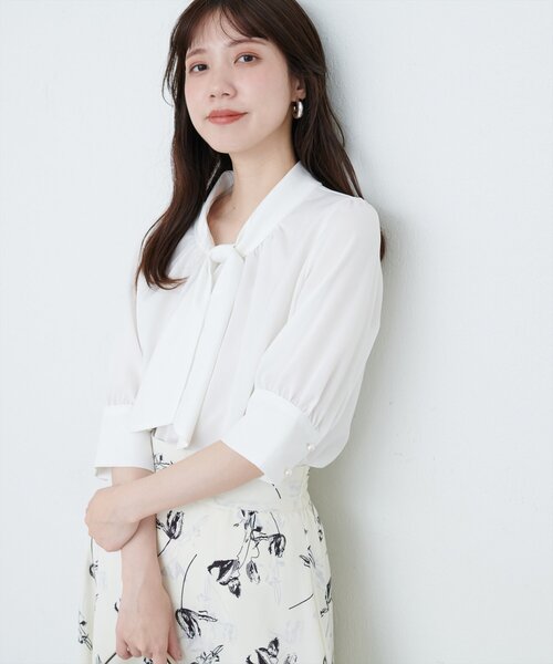 natural couture（ナチュラルクチュール）の「袖口パールノット結び6分袖ブラウス（シャツ/ブラウス・レディース・サックスブルー/ピンクベージュ/チャコールグレー/グレー/オフホワイト/ネイビー・FREE）」の3枚目の写真