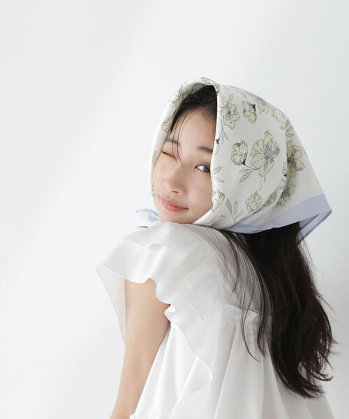 NATURAL BEAUTY BASIC(ナチュラルビューティーベーシック)の「コミックフラワースカーフ(バンダナ/スカーフ・レディース・オフホワイト/ピンク・FREE)」の2枚目の写真