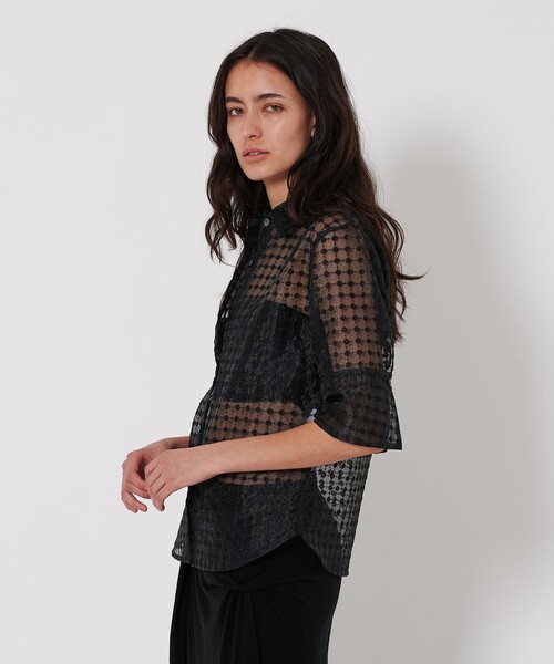 ATTISESSION（アティセッション）の「＜ATTISESSION＞エンブロイダリー ハーフスリーブ シャツ（シャツ/ブラウス・レディース・ベージュ/ブラック・FREE）」の2枚目の写真