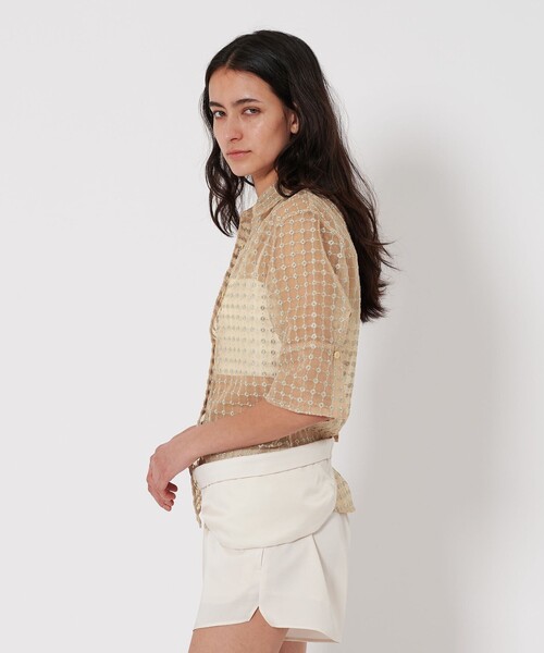 ATTISESSION（アティセッション）の「＜ATTISESSION＞エンブロイダリー ハーフスリーブ シャツ（シャツ/ブラウス・レディース・ベージュ/ブラック・FREE）」の3枚目の写真