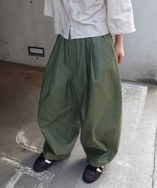 CORNERS（コーナーズ）の「ツータックイージーバルーンバギーパンツ（その他パンツ・レディース・ベージュ/ダークベージュ/グリーン/ネイビー・マルチサイズ）」の5枚目の写真