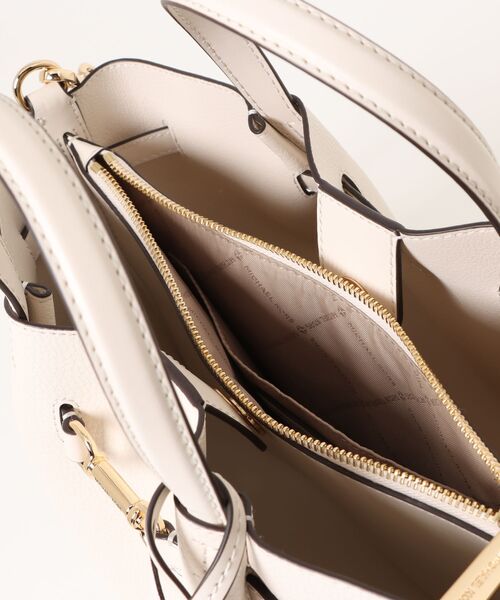 MICHAEL KORS（マイケルコース）の「CARSON センタージップ サッチェル ミディアム（ハンドバッグ・レディース・ベージュ系・FREE）」の4枚目の写真